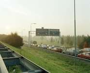 800809 Afbeelding van een file bij de afslag van de A12 te Utrecht naar het verkeersplein Laagraven.